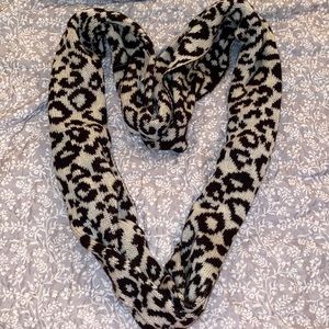 Black and white printed knitted scarf